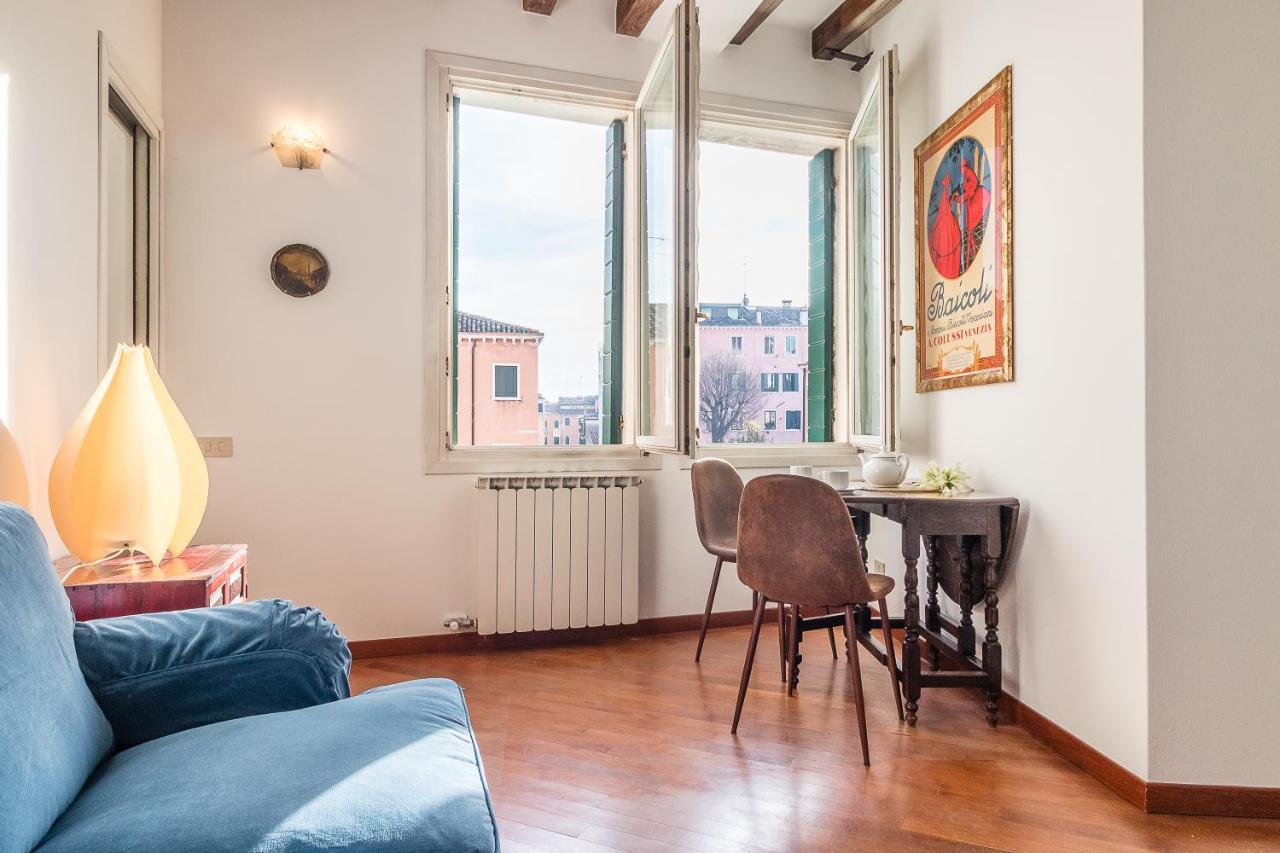 7 Windows On By Lionhost Apartment Venice