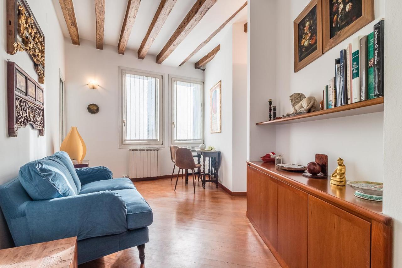 7 Windows On By Lionhost Apartment Venice