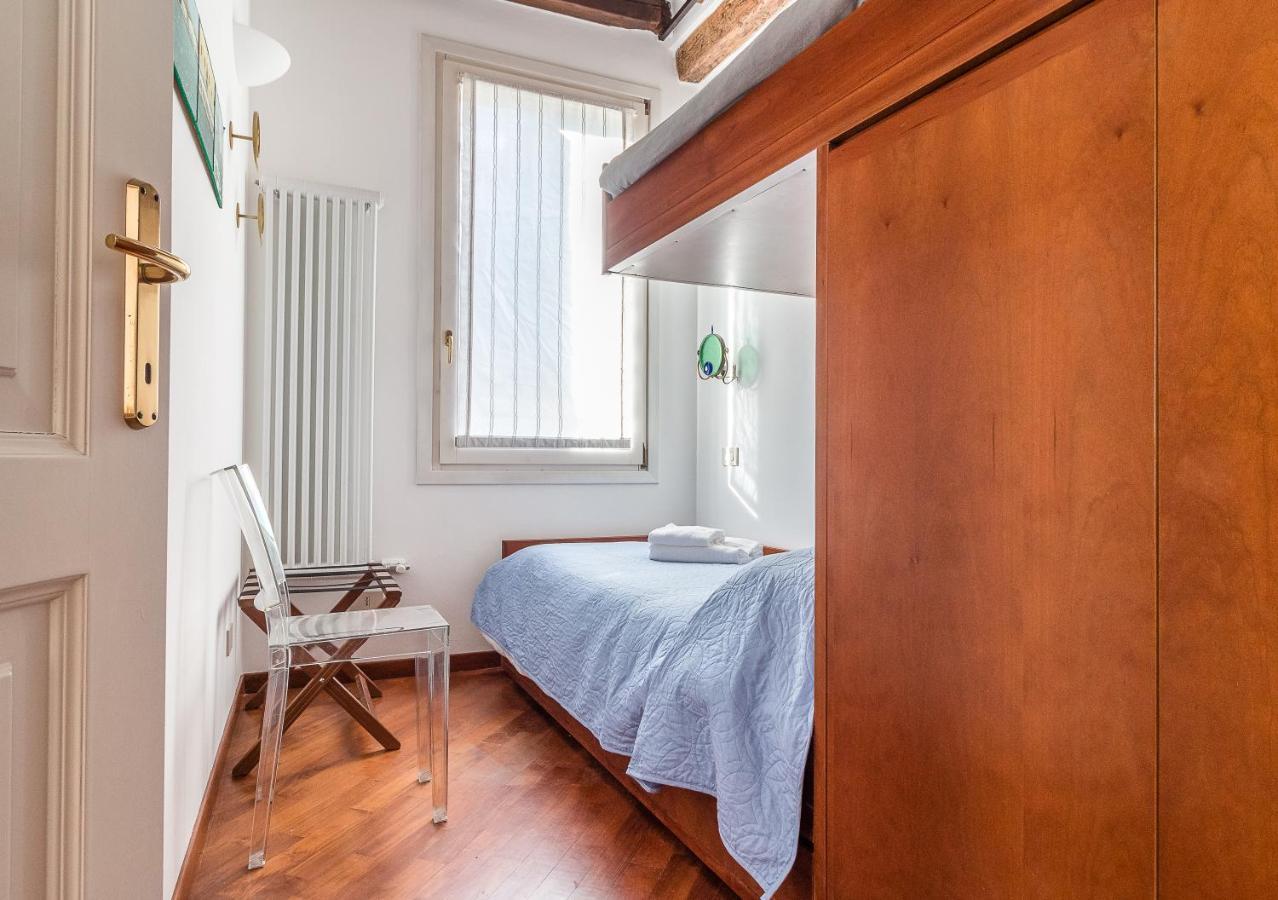 7 Windows On By Lionhost Apartment Venice